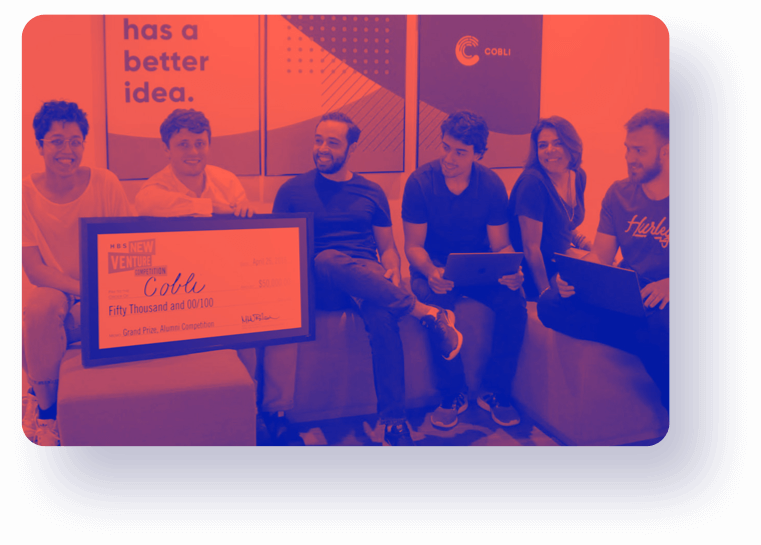 Parker Treacy, fundador e CEO da Cobli, e Rodrigo Mourado, diretor executivo, recebem prêmio do Harvard New Venture Competition